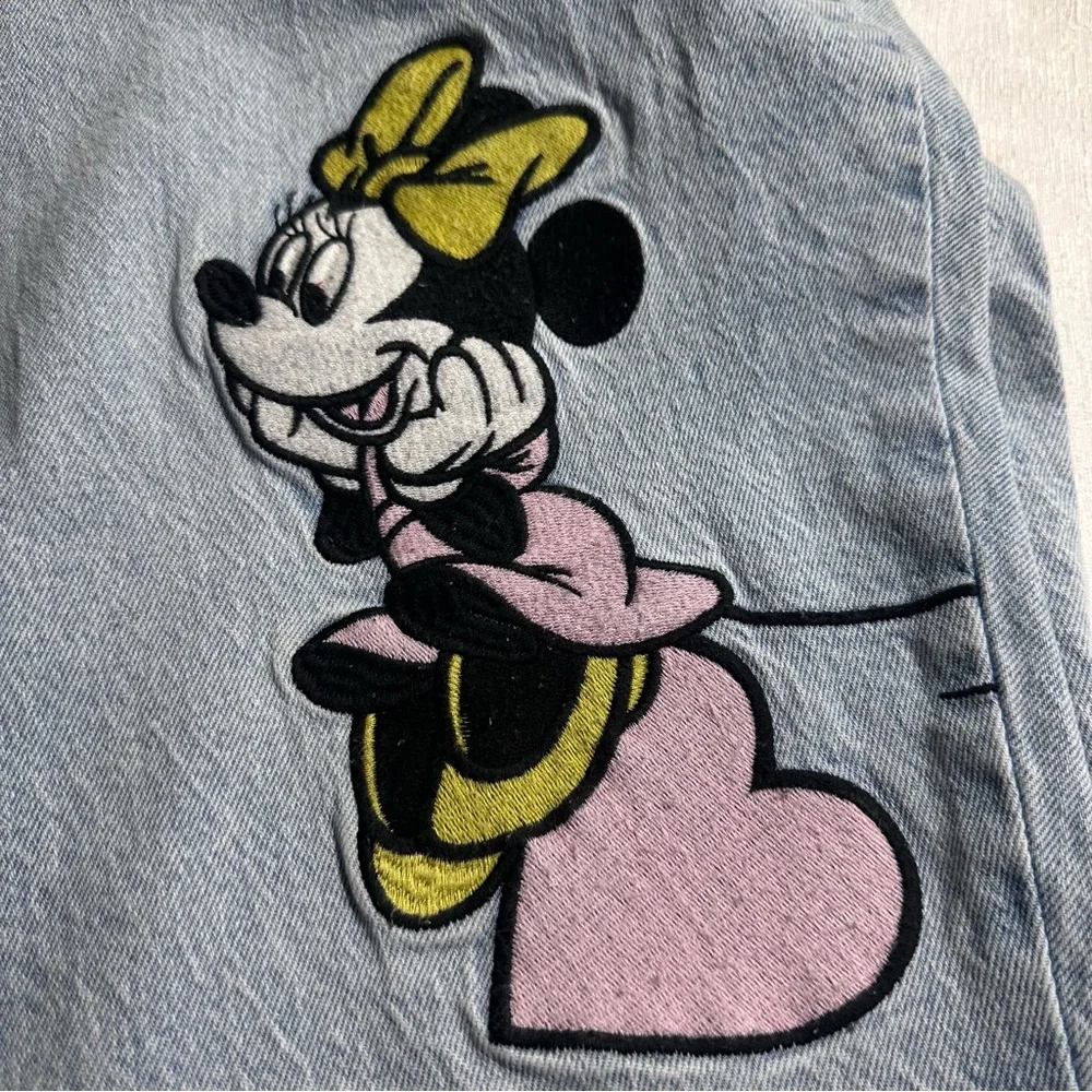 Her Universe Disney Light Blue Mom Jeans with Mickey & Minnie Heart Design Sz 22 - Picture 13 of 14